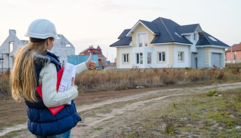 une architecte devant une maison en construction