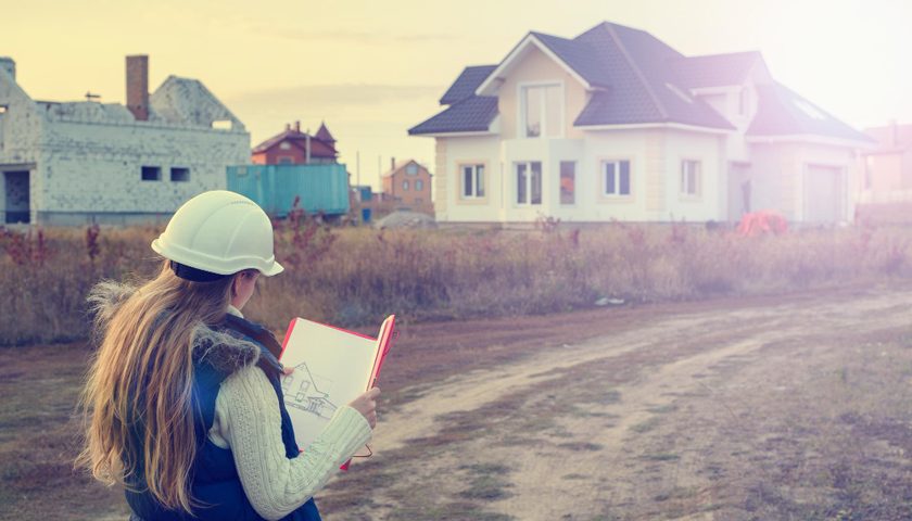 une architecte regardant les plans d'une maison