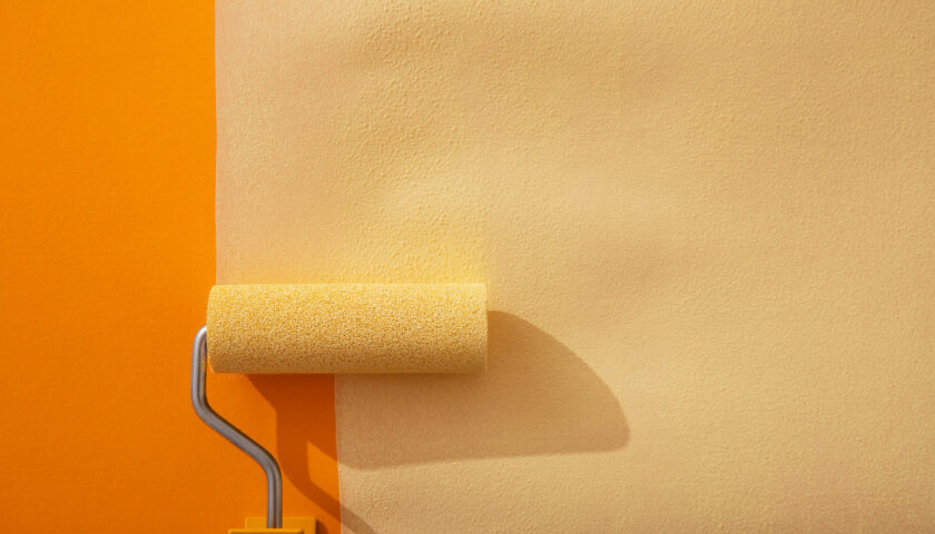 Peinture jaune sur mur orange